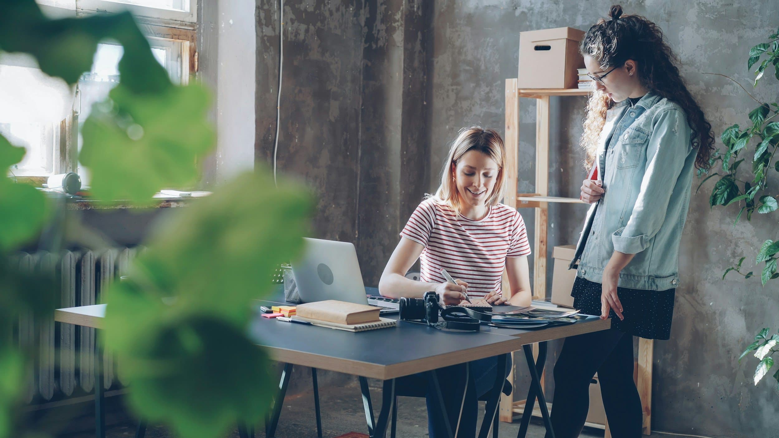 Equipo discutiendo la preparación para la IA en una oficina moderna