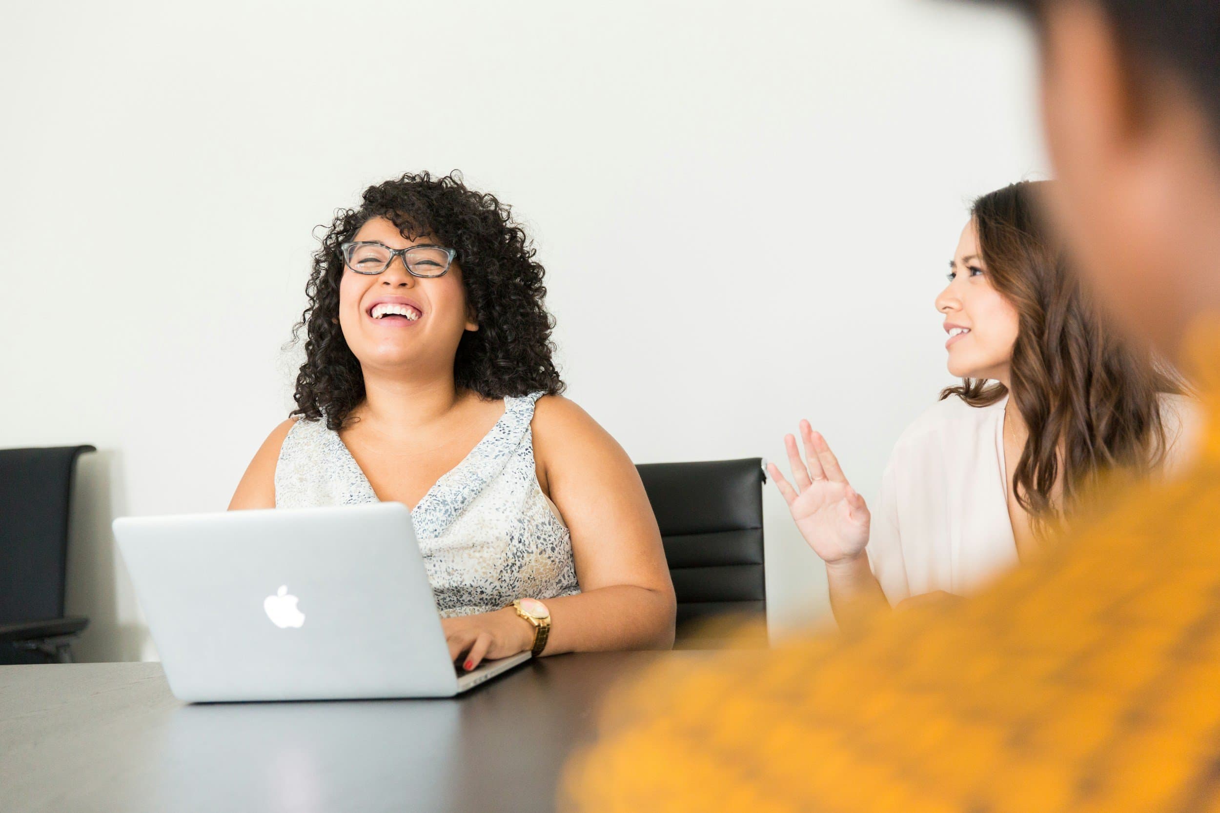 Team bei der Zusammenarbeit an einer KI-Strategie in einem modernen Büro
